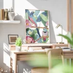 affiche coloree de deux oiseaux tropicaux dans une jungle luxuriante avec des pl bureau.webp