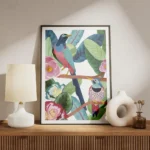 affiche coloree de deux oiseaux tropicaux dans une jungle luxuriante avec des pl meuble.webp