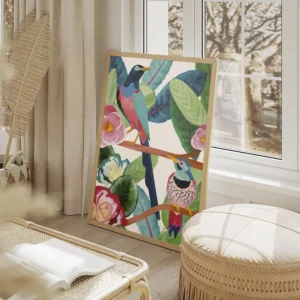 affiche coloree de deux oiseaux tropicaux dans une jungle luxuriante avec des pl salon beige.webp