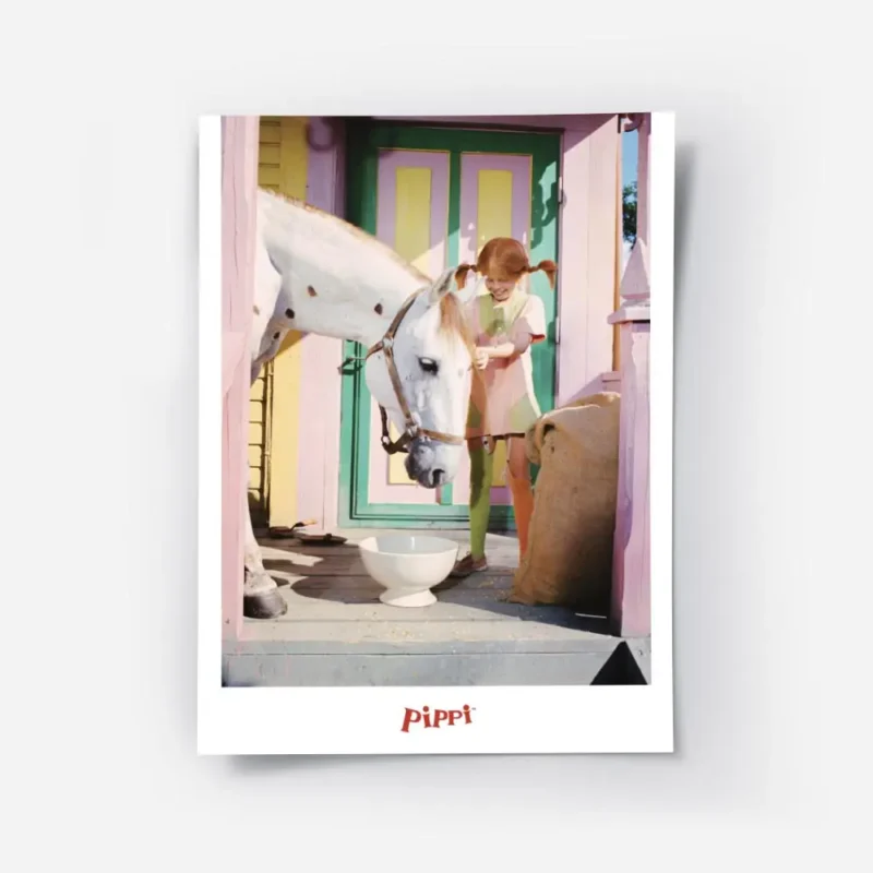 affiche coloree de fifi brindacier avec un cheval blanc devant une maison multic.webp