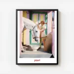 affiche coloree de fifi brindacier avec un cheval blanc devant une maison multic avec cadre.webp