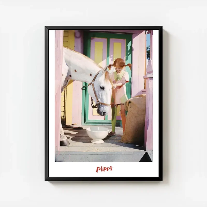affiche coloree de fifi brindacier avec un cheval blanc devant une maison multic avec cadre.webp