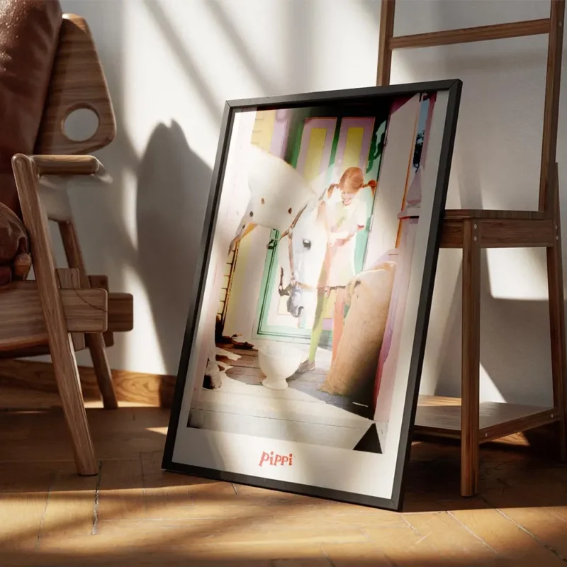 affiche coloree de fifi brindacier avec un cheval blanc devant une maison multic encadre.webp