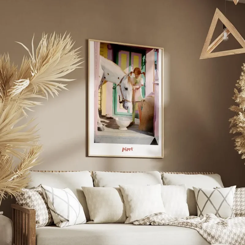 affiche coloree de fifi brindacier avec un cheval blanc devant une maison multic salon.webp