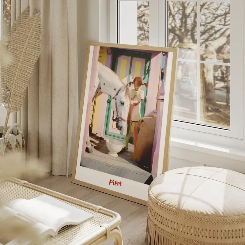 affiche coloree de fifi brindacier avec un cheval blanc devant une maison multic salon beige.webp