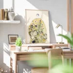 affiche coloree de la poire femme en robe florale verte et jaune fond beige clai bureau.webp