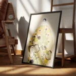 affiche coloree de la poire femme en robe florale verte et jaune fond beige clai encadre.webp