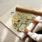 affiche coloree de la poire femme en robe florale verte et jaune fond beige clai enroule.webp