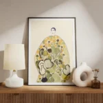 affiche coloree de la poire femme en robe florale verte et jaune fond beige clai meuble.webp