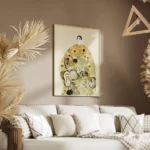 affiche coloree de la poire femme en robe florale verte et jaune fond beige clai salon.webp