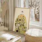 affiche coloree de la poire femme en robe florale verte et jaune fond beige clai salon beige.webp