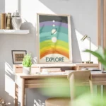 affiche coloree de planetes alignees sur un arc en ciel avec le mot explore en b bureau.webp