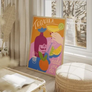 affiche coloree de tequila avec une bouteille un verre a margarita des agrumes e salon beige.webp