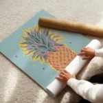 affiche coloree dun ananas stylise avec des etoiles sur fond bleu typographie fi enroule.webp
