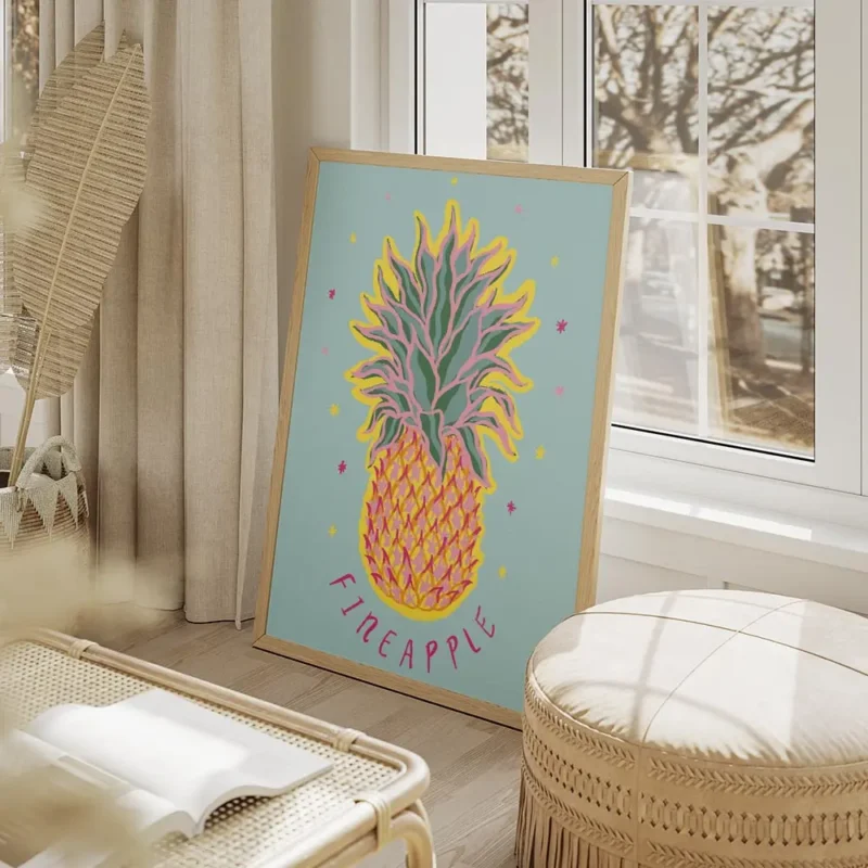 affiche coloree dun ananas stylise avec des etoiles sur fond bleu typographie fi salon beige.webp