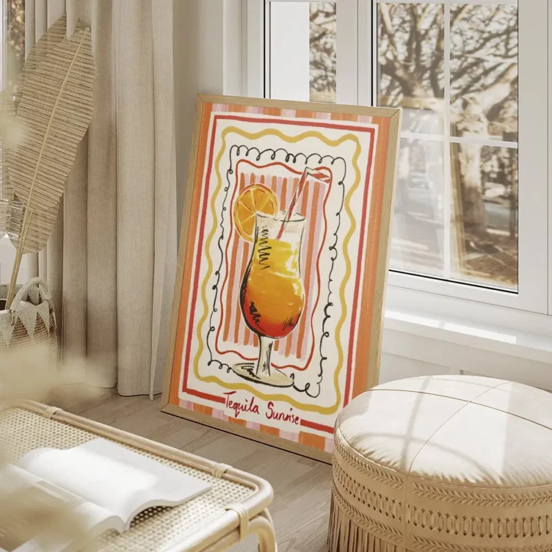 affiche coloree dun cocktail tequila sunrise avec degrade orange et jaune paille salon beige.webp
