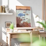 affiche coloree dun grand poisson bleu et de petits poissons multicolores nagean bureau.webp