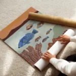 affiche coloree dun grand poisson bleu et de petits poissons multicolores nagean enroule.webp