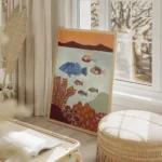 affiche coloree dun grand poisson bleu et de petits poissons multicolores nagean salon beige.webp