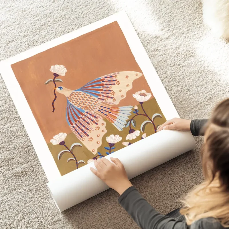 affiche coloree dun oiseau bleu et orange tenant une fleur entoure de fleurs bla au sol.webp