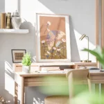 affiche coloree dun oiseau bleu et orange tenant une fleur entoure de fleurs bla bureau.webp