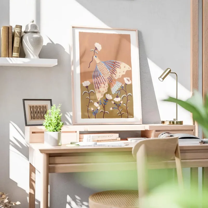affiche coloree dun oiseau bleu et orange tenant une fleur entoure de fleurs bla bureau.webp