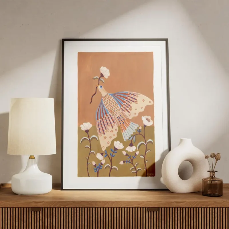 affiche coloree dun oiseau bleu et orange tenant une fleur entoure de fleurs bla meuble.webp