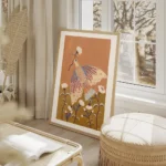 affiche coloree dun oiseau bleu et orange tenant une fleur entoure de fleurs bla salon beige.webp