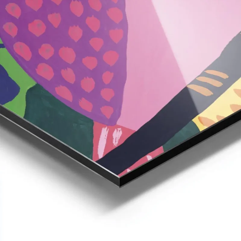 affiche coloree dun toucan aux couleurs vives avec un bec orange et un corps ros aluminium.webp