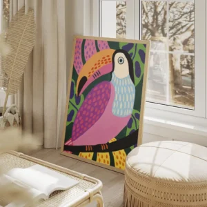 affiche coloree dun toucan aux couleurs vives avec un bec orange et un corps ros salon beige.webp