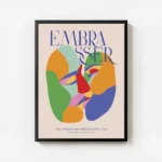 affiche coloree montrant deux visages abstraits sembrassant avec le mot embaasse avec cadre.webp