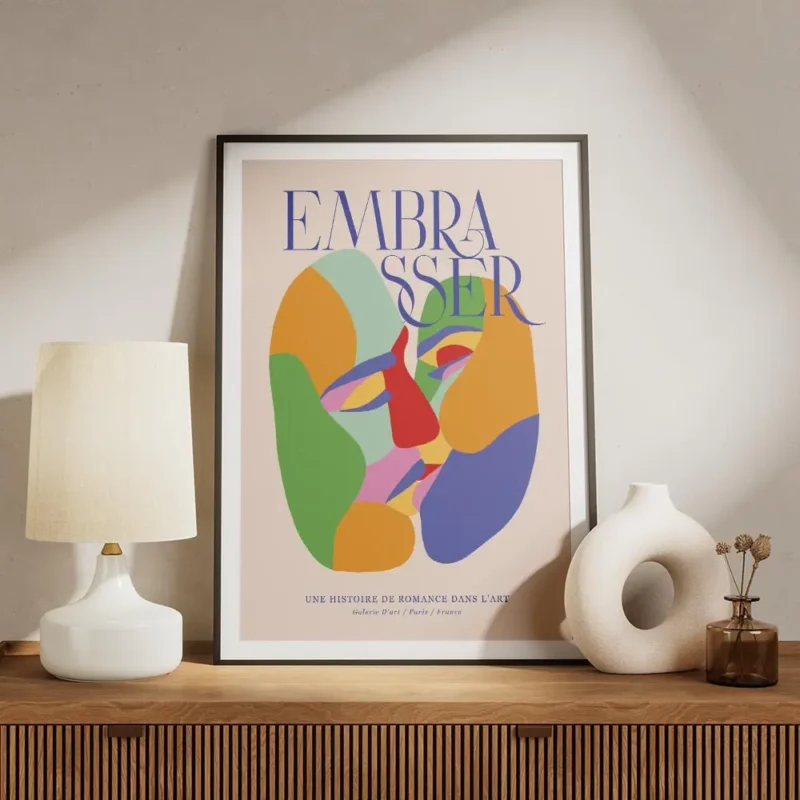 affiche coloree montrant deux visages abstraits sembrassant avec le mot embaasse meuble.webp