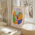 affiche coloree montrant deux visages abstraits sembrassant avec le mot embaasse salon beige.webp