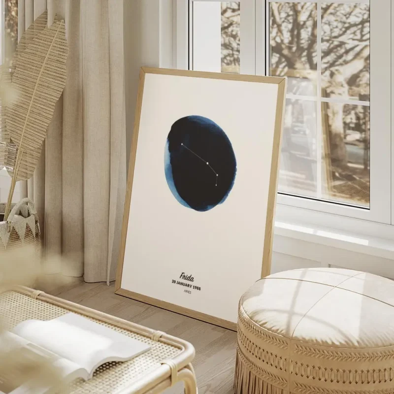 affiche constellation belier sur cercle aquarelle bleu marine et texte frida salon beige.webp