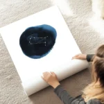 affiche constellation gemeaux avec un cercle bleu en arriere plan et du texte do au sol.webp