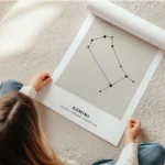 affiche constellation gemeaux en noir sur fond beige avec typographie du nom du en rouleau.webp