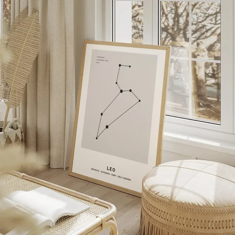 affiche constellation lion noire sur fond gris avec typographie personnalisee salon beige.webp