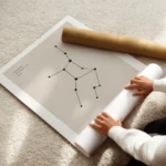 affiche constellation vierge noire sur fond beige avec typographie en haut et en enroule.webp