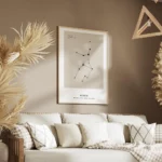 affiche constellation vierge noire sur fond beige avec typographie en haut et en salon.webp