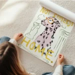 affiche contemporaine dalmatien rose avec lunettes orange texte jaune this is no en rouleau.webp