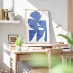 affiche contemporaine dune fleur bleue aux formes geometriques et texture avec u bureau.webp
