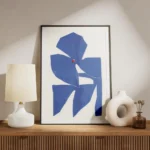 affiche contemporaine dune fleur bleue aux formes geometriques et texture avec u meuble.webp