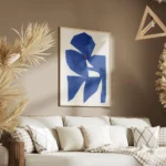 affiche contemporaine dune fleur bleue aux formes geometriques et texture avec u salon.webp
