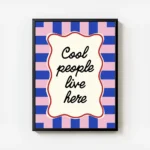 affiche cool people live here avec typographie noire sur forme creme sur fond a avec cadre.webp