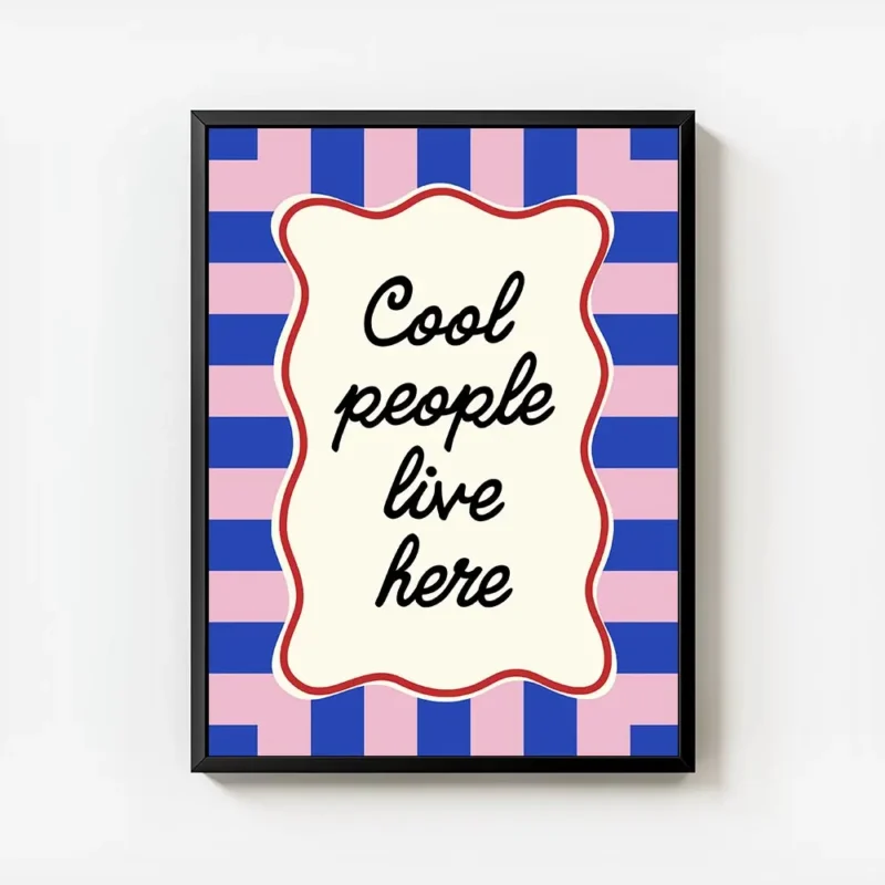 affiche cool people live here avec typographie noire sur forme creme sur fond a avec cadre.webp