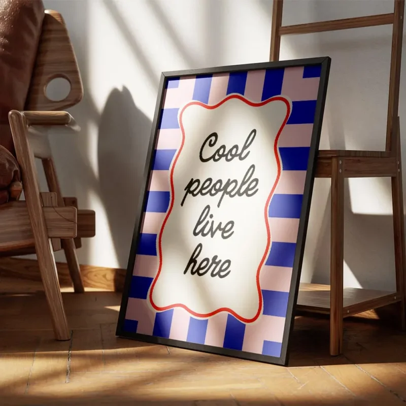 affiche cool people live here avec typographie noire sur forme creme sur fond a encadre.webp