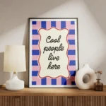 affiche cool people live here avec typographie noire sur forme creme sur fond a meuble.webp