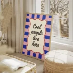 affiche cool people live here avec typographie noire sur forme creme sur fond a salon beige.webp