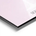 affiche cosmopolitan rose clair avec un verre a cocktail et une ecorce dorange t aluminium.webp