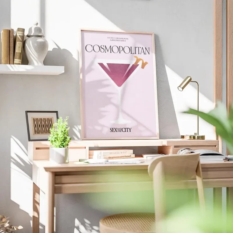 affiche cosmopolitan rose clair avec un verre a cocktail et une ecorce dorange t bureau.webp